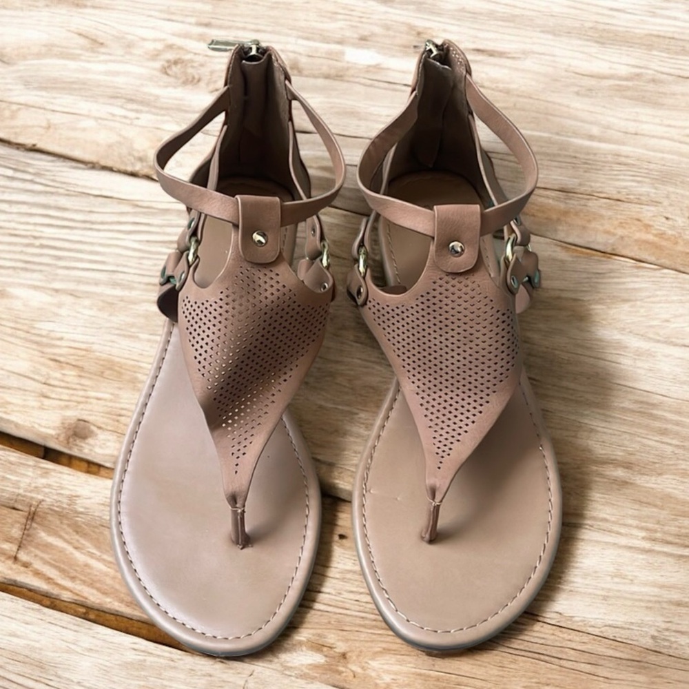Y-NOT sandals
